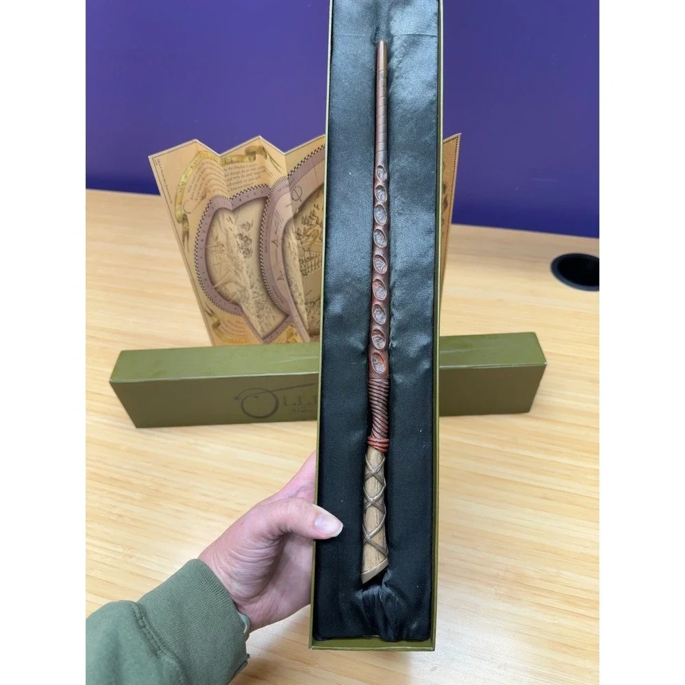 Harry Potter Ollivanders Holly 8 Wand Box & Spell Map 2009 Warner Bros